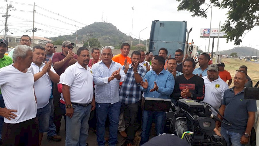 Transportistas de Colón protestaron por la Ley 51