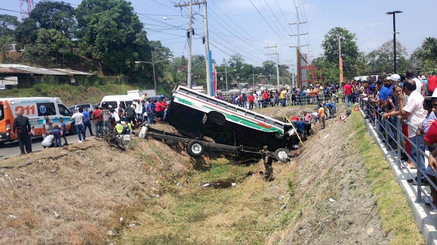 Un muerto y decenas de heridos por accidente entre bus y sedán en Colón