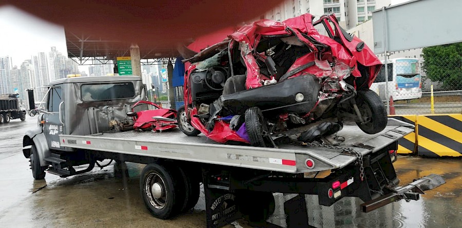 Conductora sobrevive a un aparatoso accidente y celebra 50 años de vida