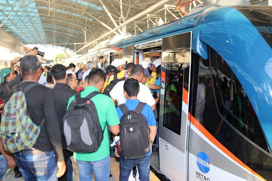 Captan a pasajero comiendo patacones dentro del Metro de Panamá