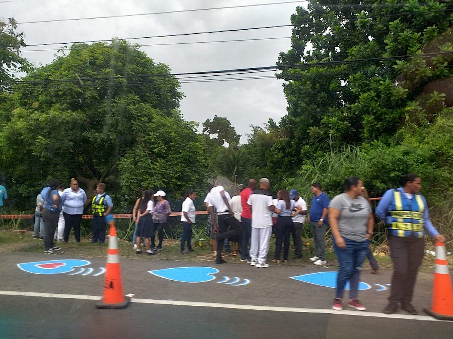 Pintan corazones para honrar a las víctimas del accidente de Las Lajas