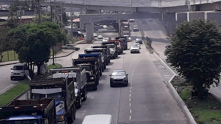 Conductores de volquetes realizan caravana por mejorar las condiciones del negocio