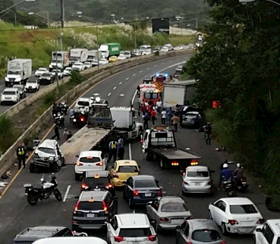 Cuatro heridos de consideración deja colisión múltiple en la autopista Arraiján - La Chorrera