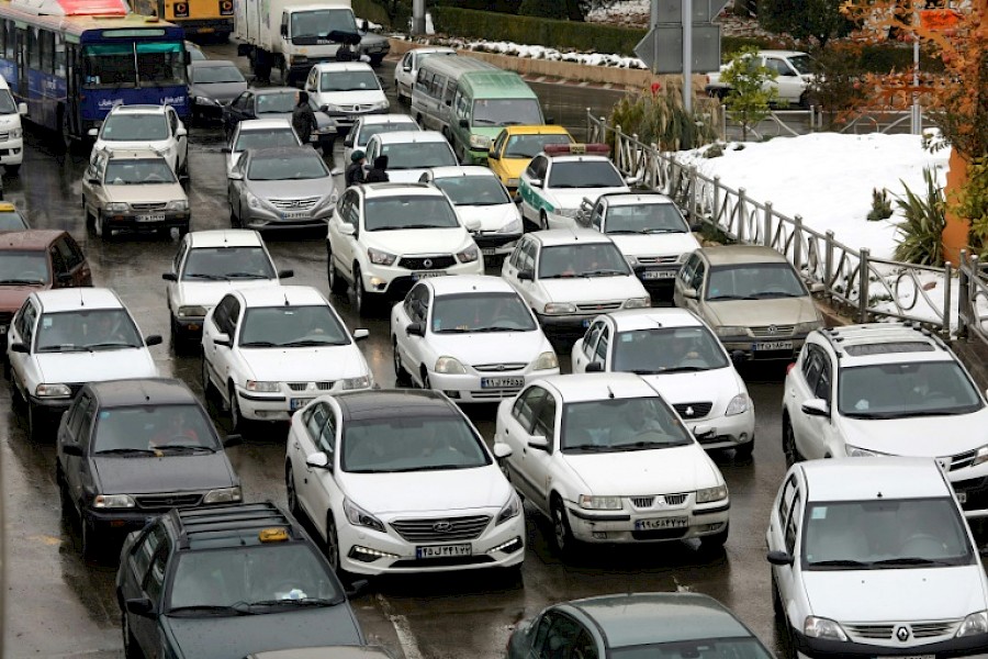 Irán, aún sacudido por "algunos" disturbios a causa del alza del precio del combustible