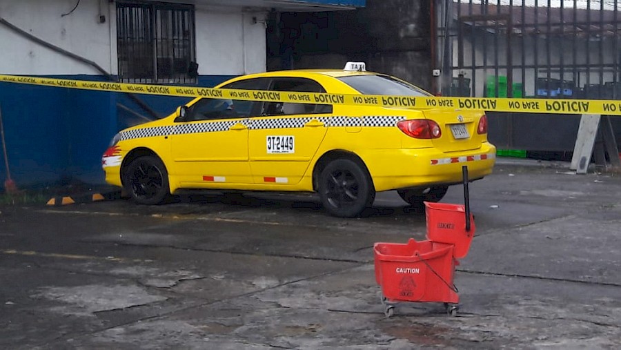 Asesinan a un hombre en un taxi en Colón
