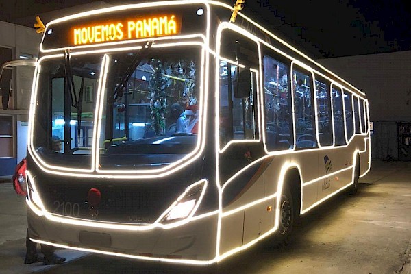 Inicia el recorrido del Metrobus navideño