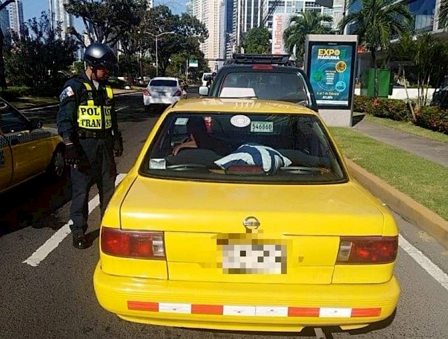 Detienen a conductor de taxi por agredir a miembros de la DNOT