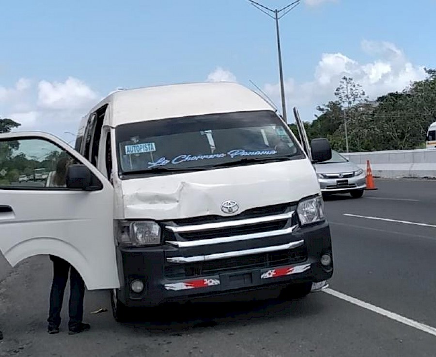 Detienen a tres asaltantes de un bus pirata en Panamá Oeste