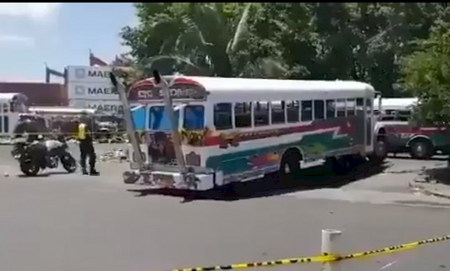 Muere atropellado por un bus en Colón