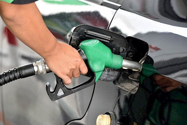 Otra baja en el precio del combustible