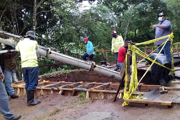 MOP construye puente de concreto con paso peatonal sobre la quebrada La Honda en el norte de Veraguas