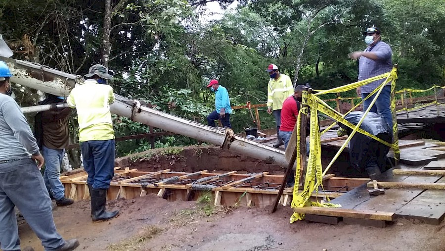 MOP construye puente de concreto con paso peatonal sobre la quebrada La Honda en el norte de Veraguas