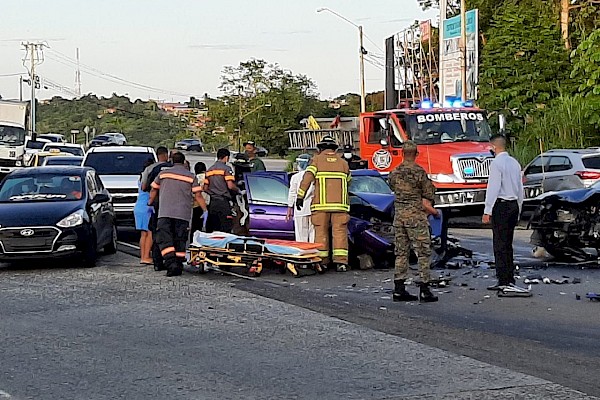 Seis heridos por fuerte colisión vehicular en La Chorrera