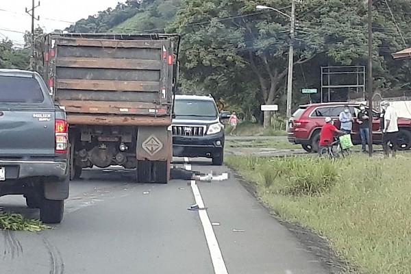 Hombre se lanza frente a un camión y pierde la vida en Chiriquí