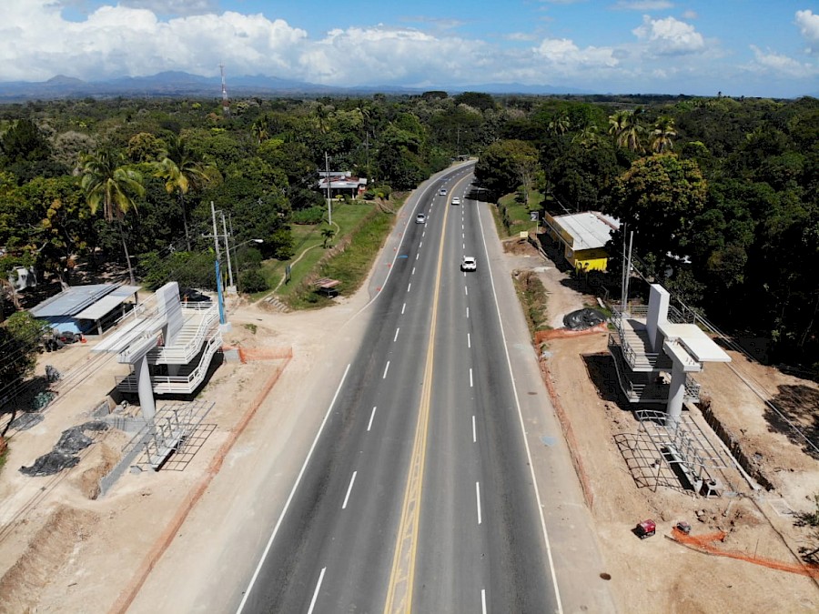 Construcción del puente peatonal Las Guías de Oriente en Río Hato, registra un avance físico del 30%