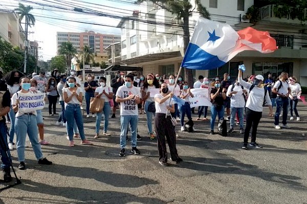 Protestan en la sede del Senniaf en contra del maltrato infantil