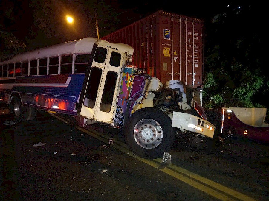 Varios en fuerte accidente vehicular en San Juan, Colón