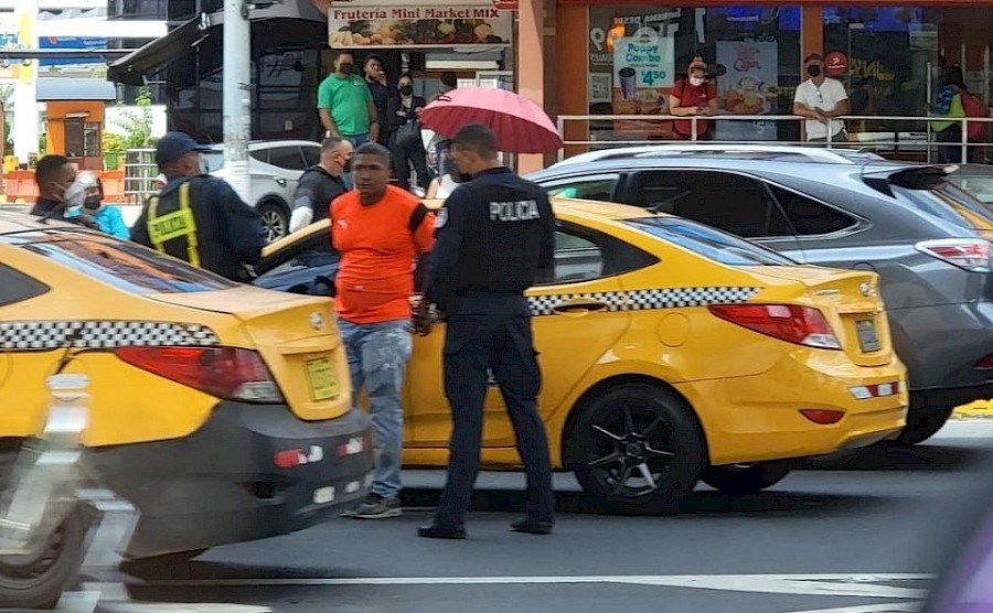 Detienen a un taxista por agredir a una unidad policial