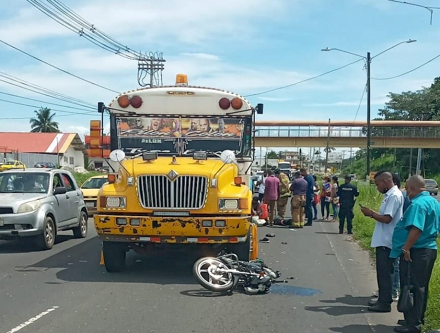 Motorizado fallece tras impactar con un bus en Colón