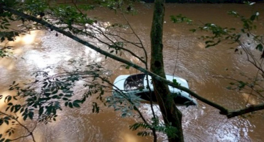 Un conductor pierde la vida en Los Santos al ser arrastrado por la corriente de un río