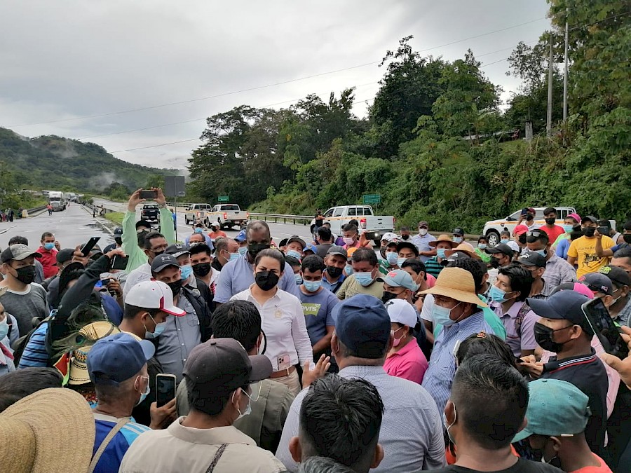 Viceministra del MOP logra acuerdos con moradores de Llano Ñopo