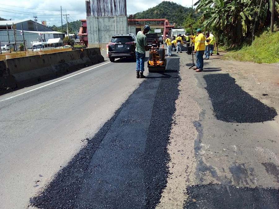 Cinco divisiones del MOP dan mantenimiento a la Panamericana durante esta semana