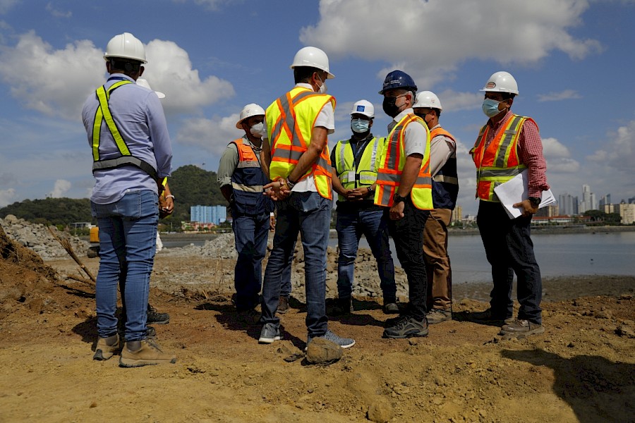 Ministro Sabonge inspecciona el proyecto de la Interconexión de la Cinta Costera III