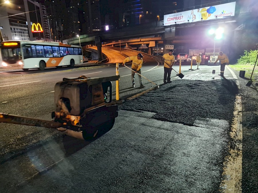 Operativo de mantenimiento vial nocturno en las principales vías y avenidas de la ciudad capital