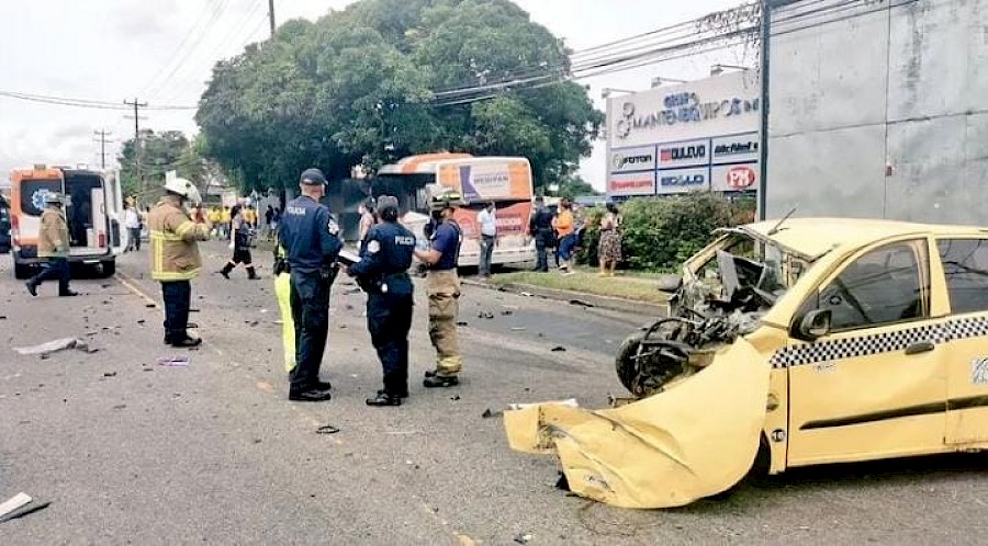 Un muerto y decenas de heridas tras fuerte accidente en Juan Díaz