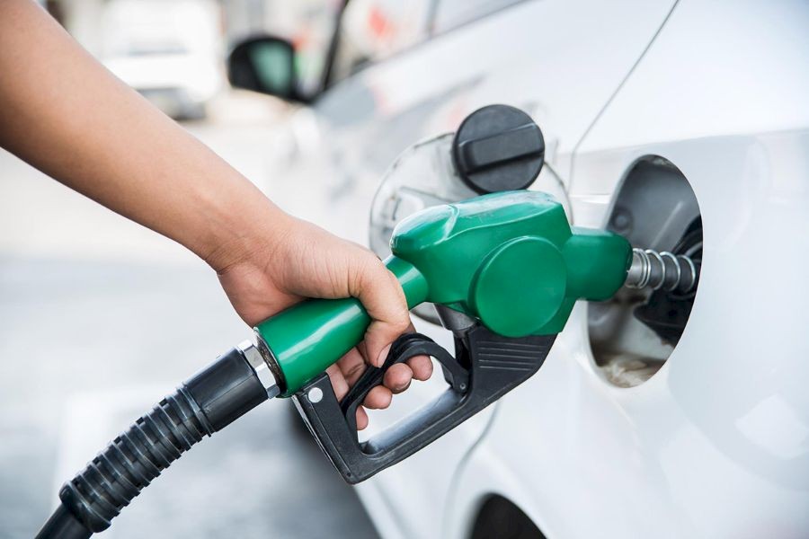 Leve baja en los precios de los combustibles desde este viernes