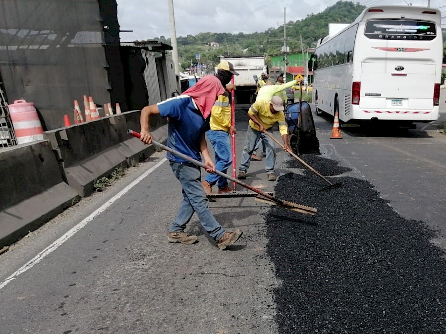 MOP de Panamá Oeste restaura tramo en La Pesa y realiza desmonte manual y mecanizado