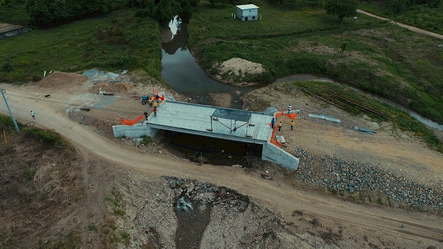 En un 75% avanzan los trabajos de construcción del puente sobre la quebrada Tomongatí en la provincia de Darién