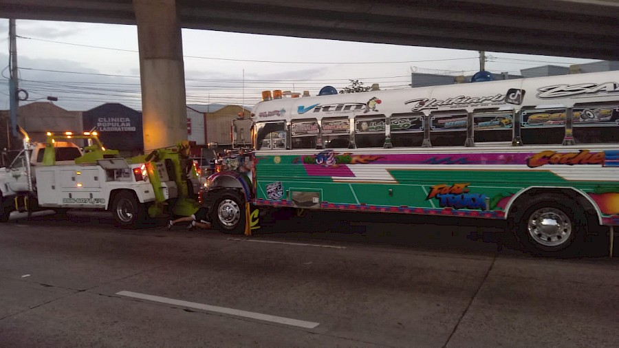 Policía de Tránsito retiene al conductor de un bus por una regata en Panamá Este