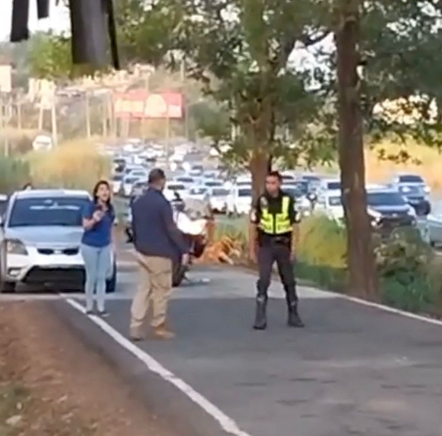 Se imputan cargos por lesiones personales y delito contra un servidor público a hombre que agredió a un policía