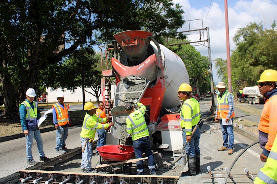 Realizan vaciado de concreto en la avenida Ascanio Arosemena