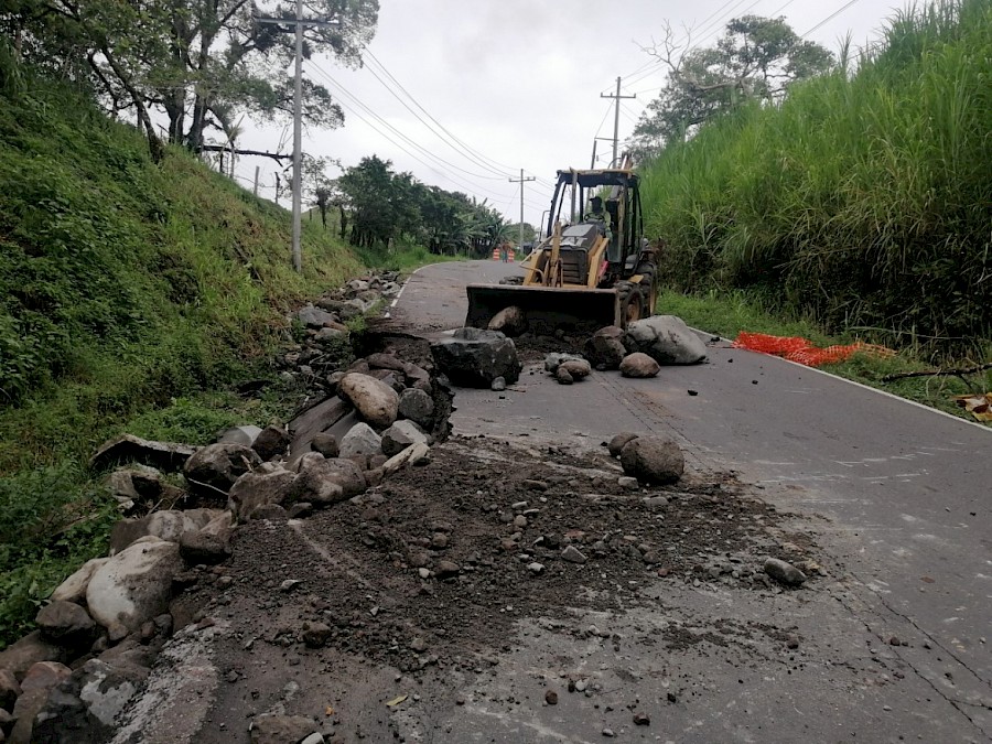 MOP realiza reparación de tramo afectado en la vía Volcán a Río Sereno