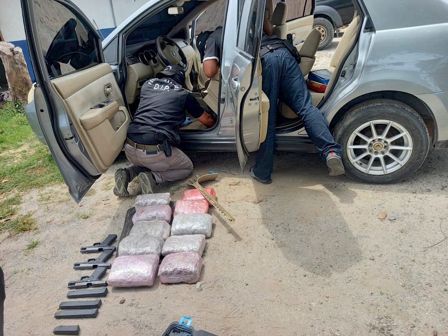 Policía ubica 22 paquetes de presunta droga y tres armas de fuego dentro de un vehículo en Chame