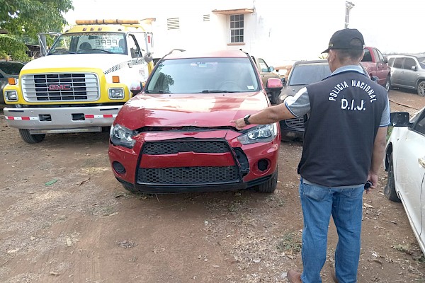 Policía decomisa del patio de una residencia dos autos con denuncia de apropiación indebida