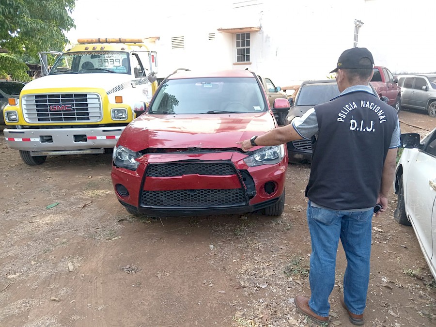 Policía decomisa del patio de una residencia dos autos con denuncia de apropiación indebida