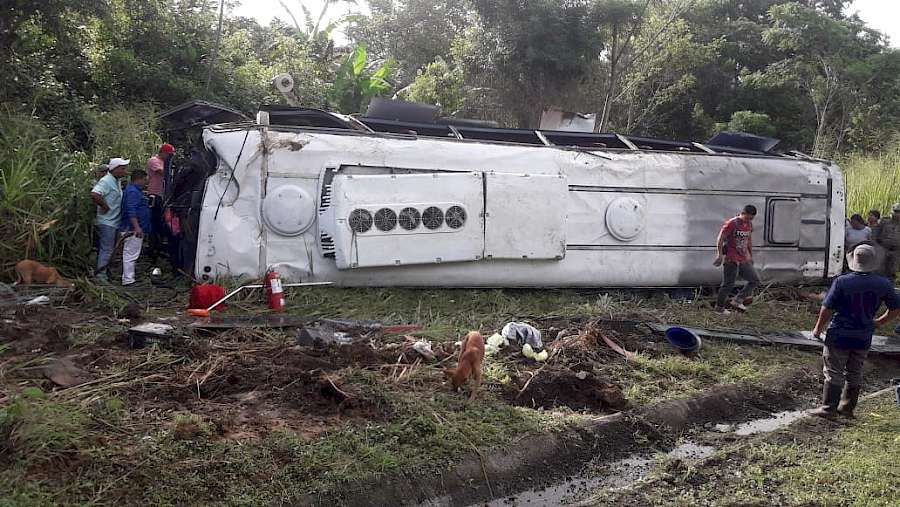 Un muerto y al menos 30 heridos por accidente de bus en Darién ...
